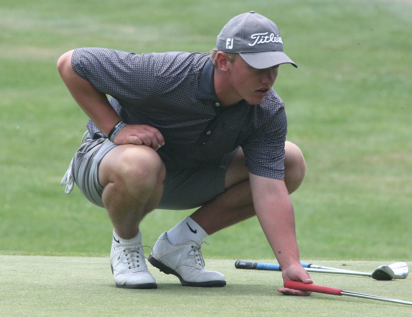 Joey Moore lining up putt Men's State Am